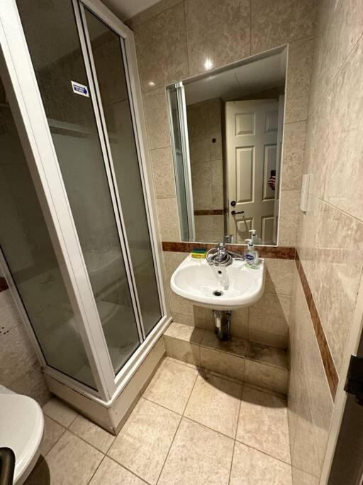 A 2 Standard Bedrooms Flat ロンドン エクステリア 写真